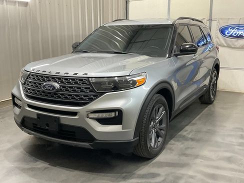 Used 2024 Ford Explorer XLT w/ Equipment Group 202A RWD image 4
