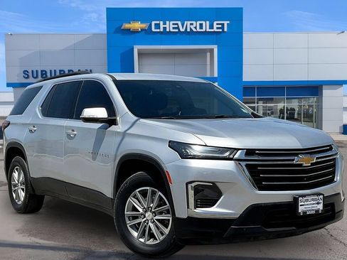 Used 2022 Chevrolet Traverse LT FWD image 2