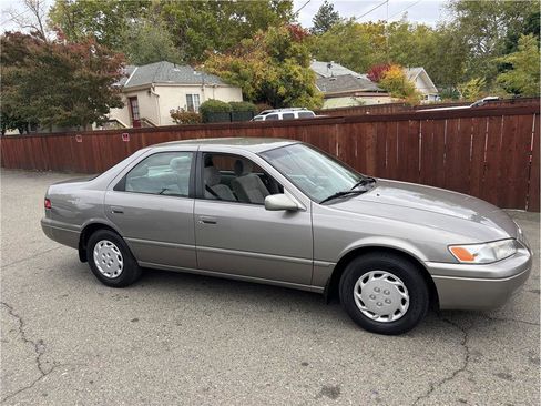 Used 1997 Toyota Camry LE image 8