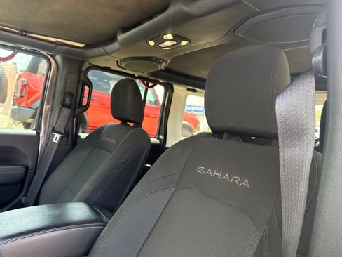 Used 2019 Jeep Wrangler Unlimited Sahara w/ Safety Group AWD/4WD image 17