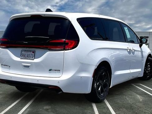 Used 2023 Chrysler Pacifica Limited w/ Uconnect Theater Family Group FWD image 13
