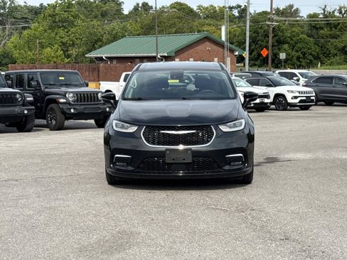 Used 2023 Chrysler Pacifica Touring-L FWD image 2