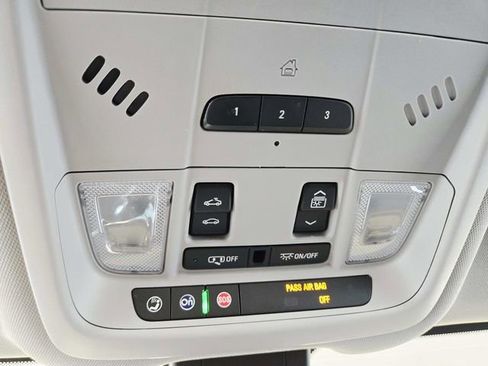 Used 2018 Chevrolet Equinox Premier FWD image 28