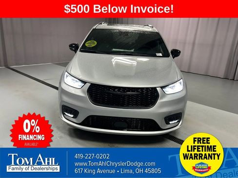 New 2026 Chrysler Pacifica Limited w/ S Appearance Package image 2