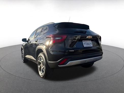 Used 2025 Chevrolet Trax LT w/ LT Convenience Package image 11