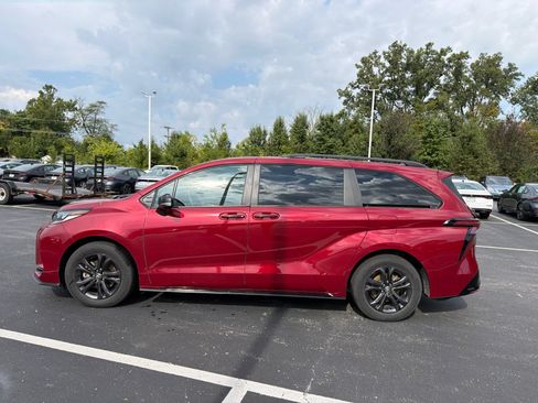 Used 2025 Toyota Sienna XSE w/ XSE Premium Package AWD/4WD image 4