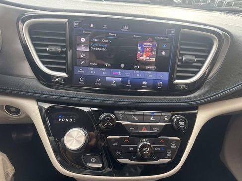 Used 2021 Chrysler Pacifica Touring image 23