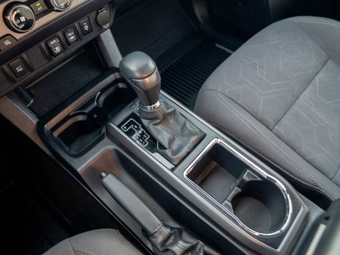 Used 2018 Toyota Tacoma TRD Off-Road AWD/4WD image 19
