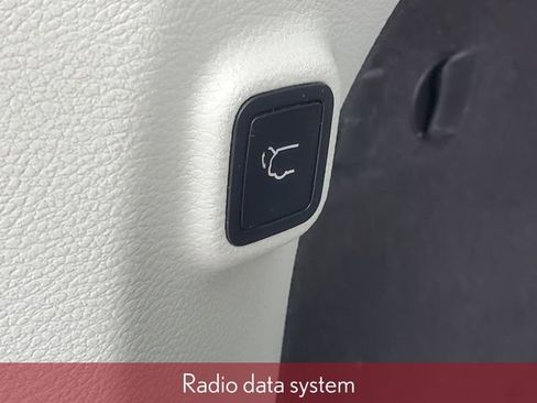 Used 2019 Jeep Cherokee Overland w/ Technology Group image 12