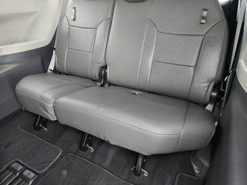 Used 2023 Toyota Sienna LE FWD image 31
