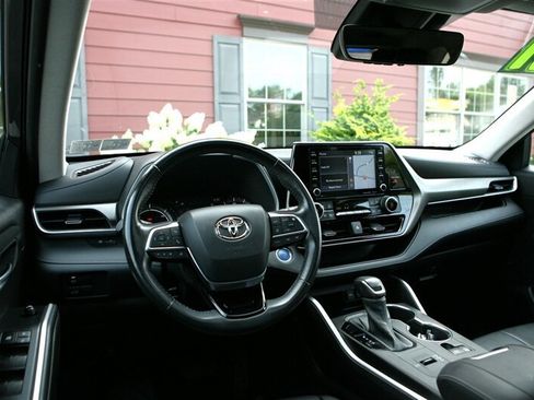 Used 2021 Toyota Highlander XLE image 12