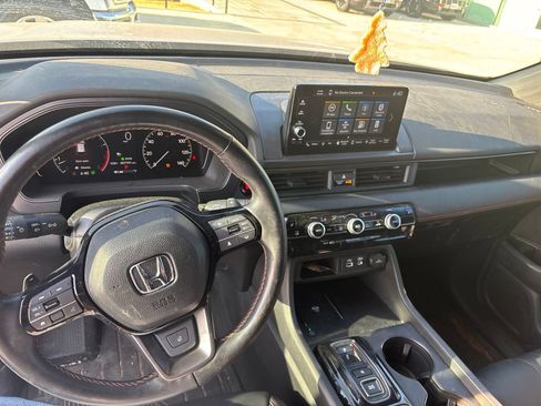 Used 2025 Honda Pilot TrailSport image 8