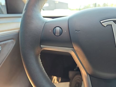 Used 2023 Tesla Model Y Long Range image 18