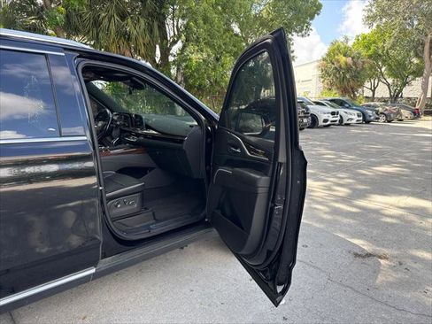 Used 2021 Cadillac Escalade ESV Premium Luxury w/ LPO, Illumination Package AWD/4WD image 12