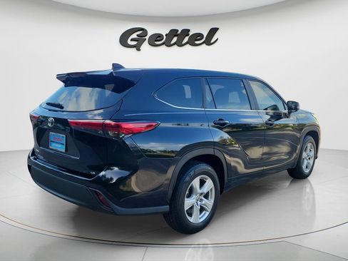 Certified 2023 Toyota Highlander LE FWD image 5