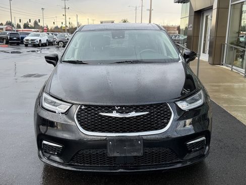 Used 2024 Chrysler Pacifica Touring-L image 3