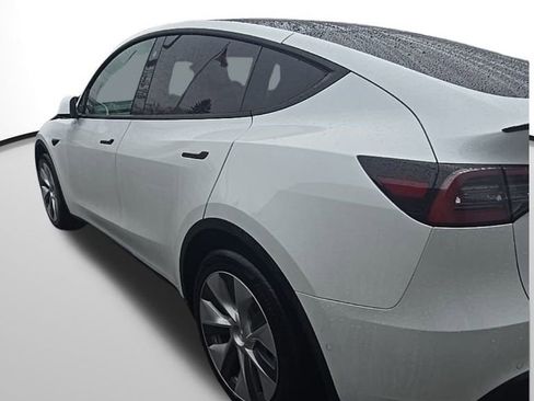 Used 2021 Tesla Model Y Long Range image 12