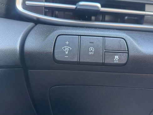 Certified 2025 Hyundai Elantra SE FWD image 13