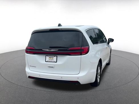 Used 2024 Chrysler Pacifica Touring-L image 14