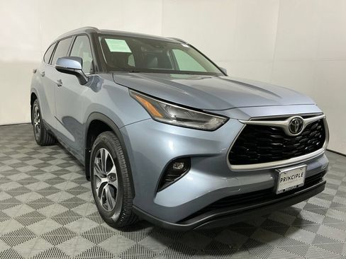 Used 2021 Toyota Highlander XLE AWD/4WD image 4