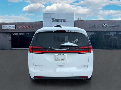 Used 2023 Chrysler Pacifica Limited image 5