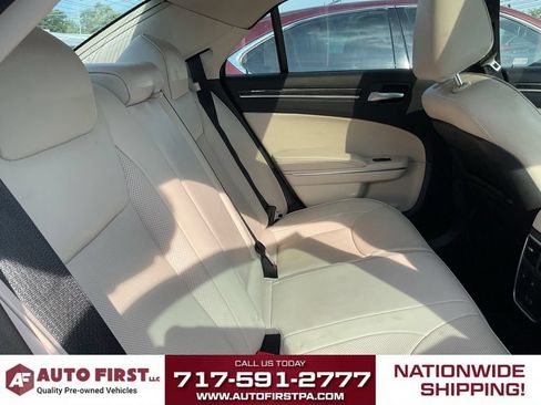 Used 2018 Chrysler 300 Limited RWD image 11