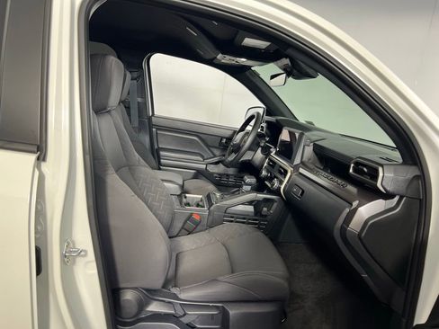 Used 2025 Toyota Tacoma SR5 image 29