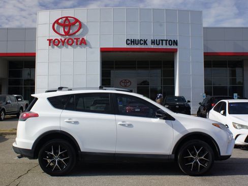 Used 2017 Toyota RAV4 SE image 1