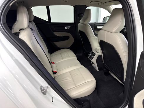 Used 2022 Volvo XC40 T5 Momentum image 32