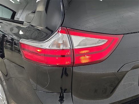 Used 2017 Toyota Sienna XLE Premium image 34