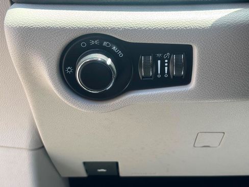Used 2021 Chrysler Voyager LX FWD image 17