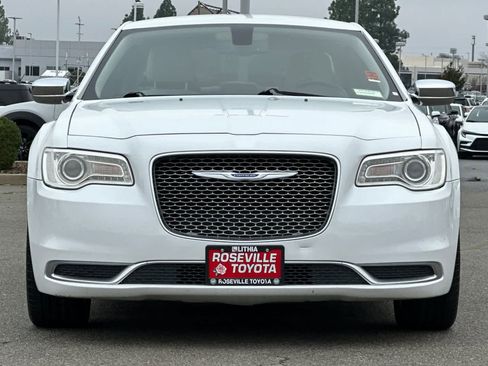 Used 2018 Chrysler 300 Touring w/ Chrome Appearance Package image 10