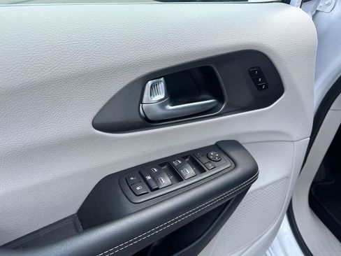 Used 2024 Chrysler Pacifica Touring-L FWD image 19