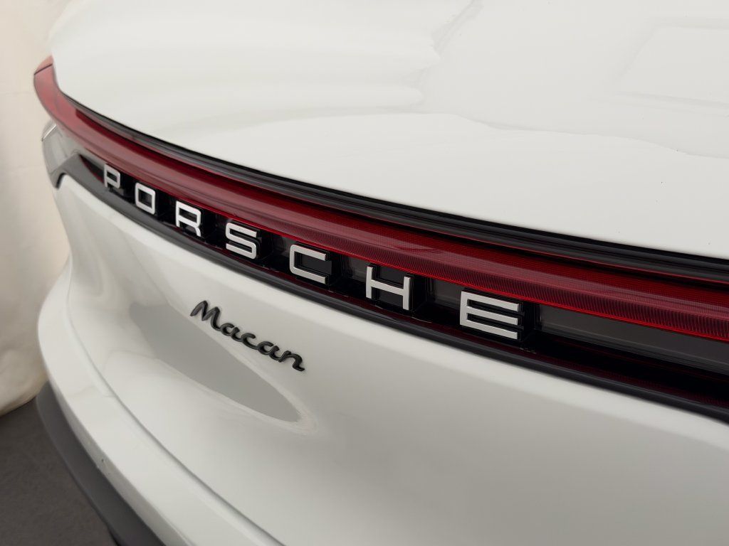 Certified 2026 Porsche Macan AWD/4WD image 25