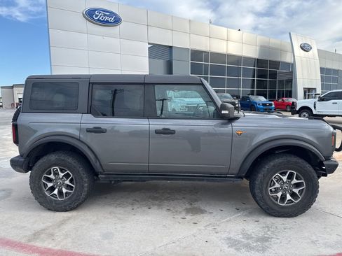 Used 2022 Ford Bronco Badlands image 2