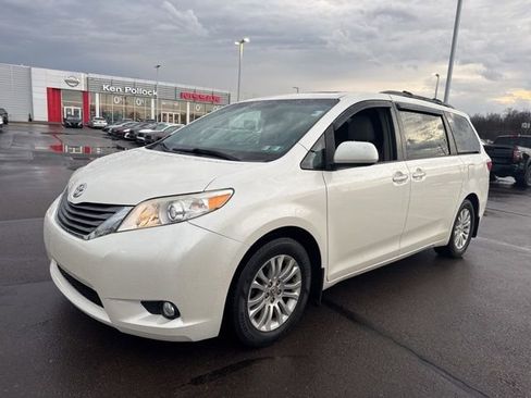 Used 2017 Toyota Sienna XLE w/ XLE Navigation Package image 33