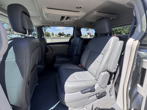 Used 2011 Volkswagen Routan SEL FWD image 35