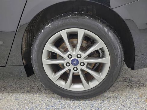 Used 2017 Ford Fusion SE w/ Fusion SE Technology Package image 5