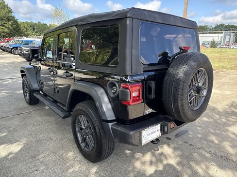Used 2025 Jeep Wrangler Sport S image 5