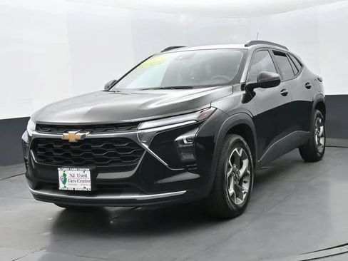 Used 2025 Chevrolet Trax LT FWD image 1