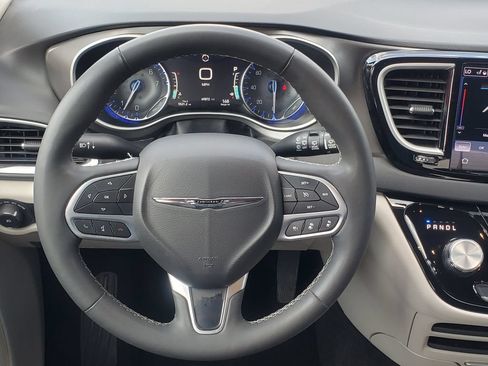 Used 2024 Chrysler Pacifica Touring-L FWD image 24