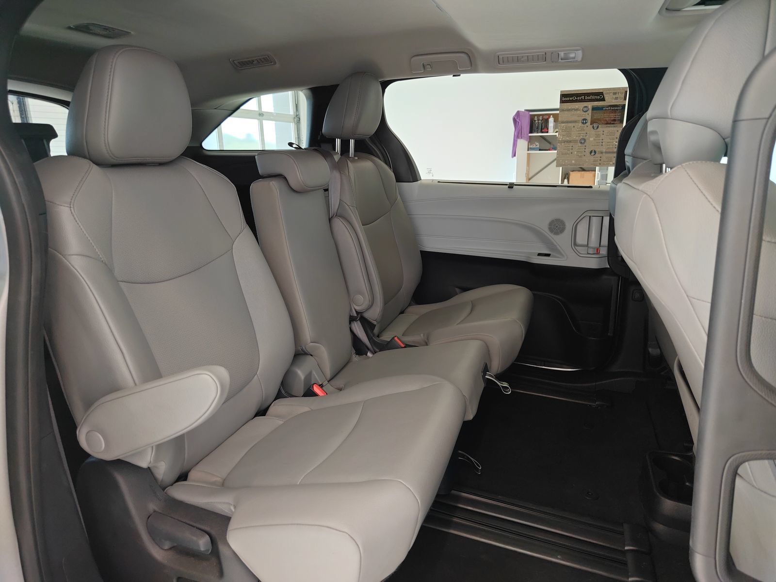 Used 2025 Toyota Sienna XLE FWD image 19