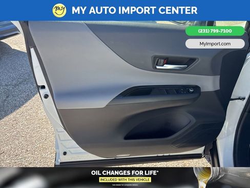 Used 2021 Toyota Venza LE image 10