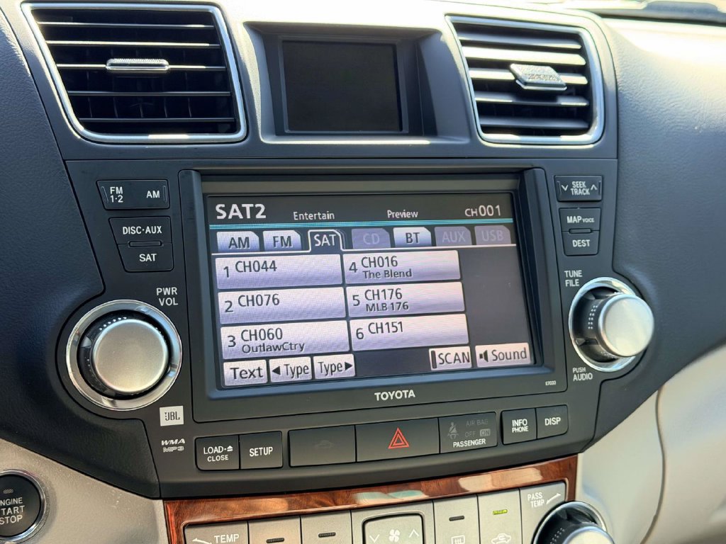 Used 2012 Toyota Highlander Limited w/ Tow Pkg AWD/4WD image 3