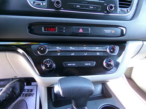 Used 2018 Kia Sedona L image 17