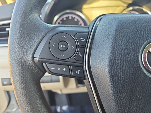 Used 2018 Toyota Camry LE image 18