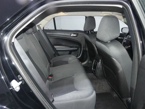 Used 2018 Chrysler 300 Touring w/ Driver Convenience Group AWD/4WD image 27