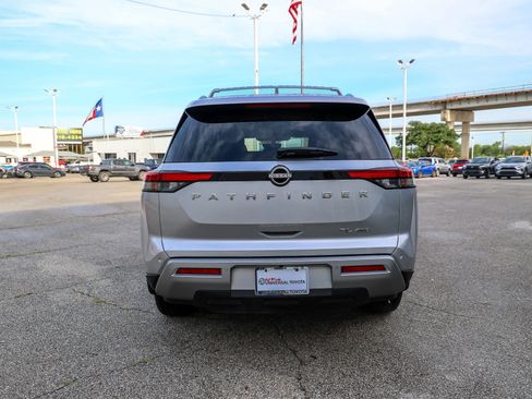 Used 2025 Nissan Pathfinder SL AWD/4WD image 8