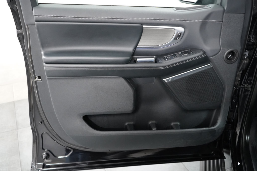 Used 2025 Ford Expedition Platinum AWD/4WD image 32