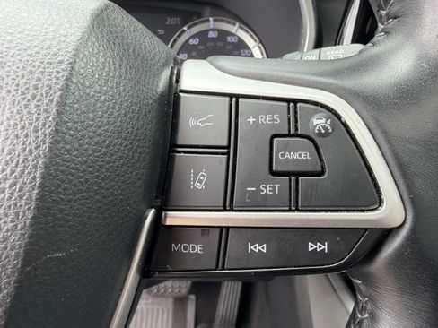 Used 2022 Toyota Highlander XLE FWD image 25